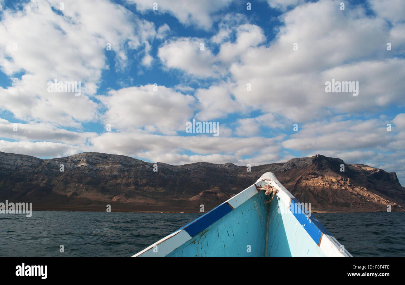 Yemen, Medio Oriente: una barca e le scogliere di Ras Shuab, Shuab Bay Beach, una delle più famose spiagge dell' isola di Socotra, Mare Arabico Foto Stock