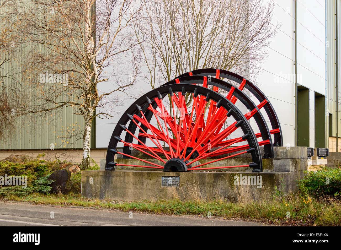 Memoriale per la chiusura di Bentinck Colliery, Kirkby-In-Ashfield - la paletta ruote di avvolgimento e la targa commemorativa Foto Stock