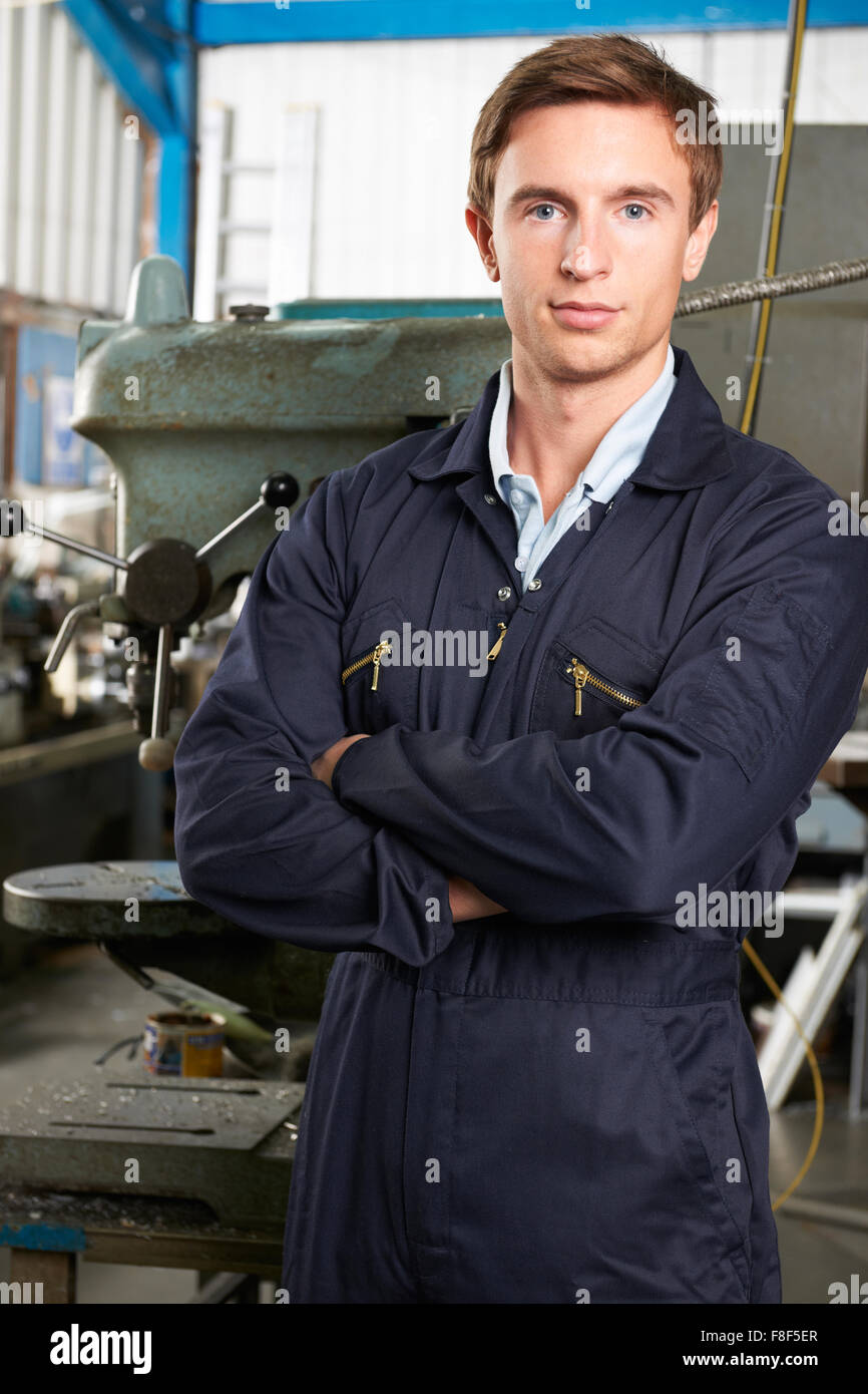 Ritratto di tecnico su pavimento in fabbrica Foto Stock