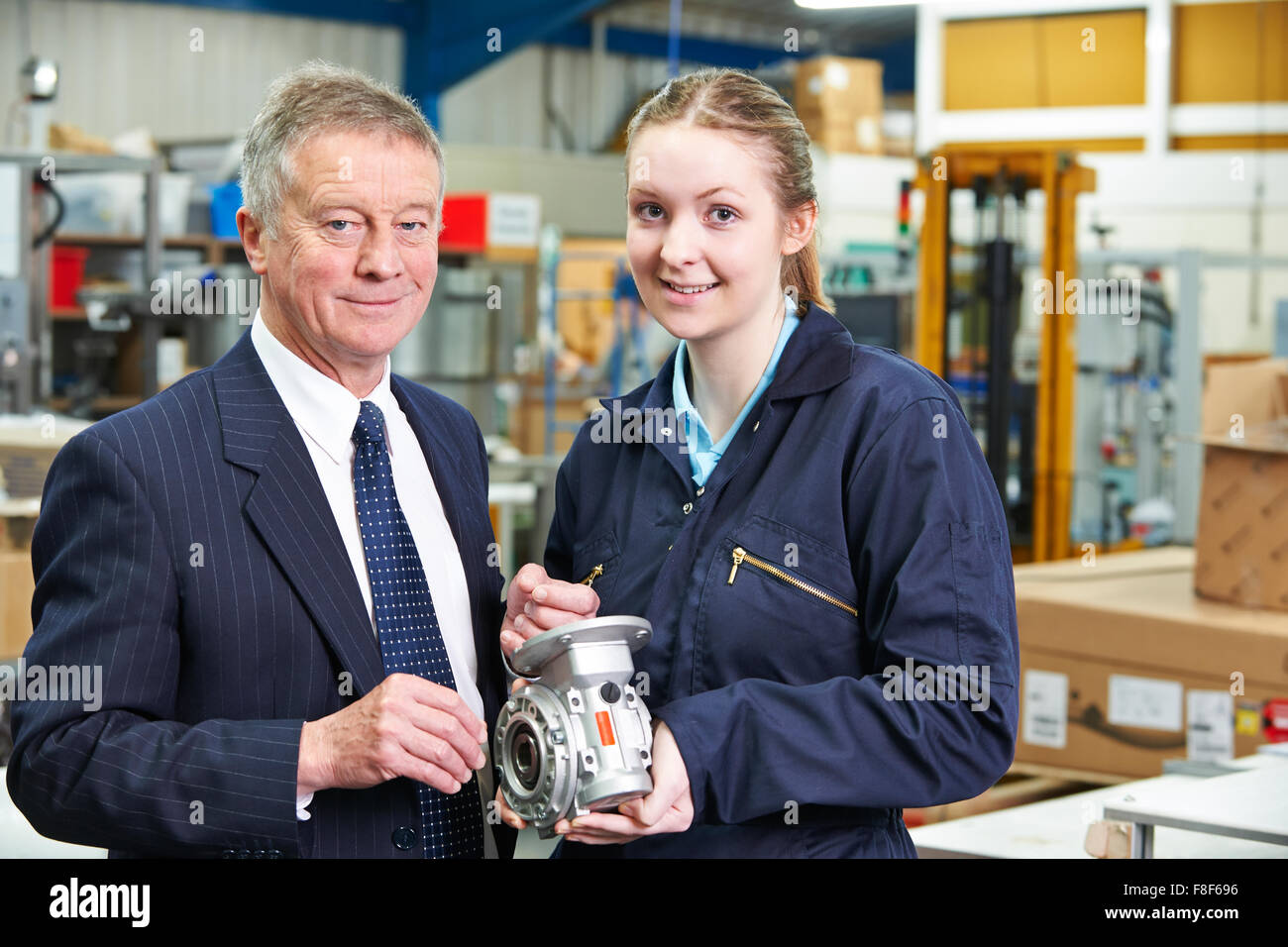 Factory Manager e ingegneria apprendista discutendo il componente Foto Stock