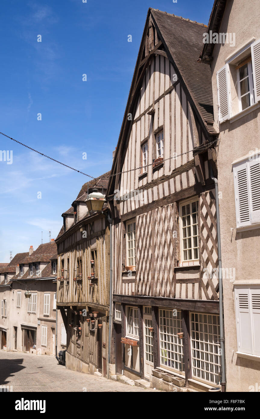 Metà di vecchie case con travi di legno a Chartres, Eure-et-Loir, Francia, Europa Foto Stock