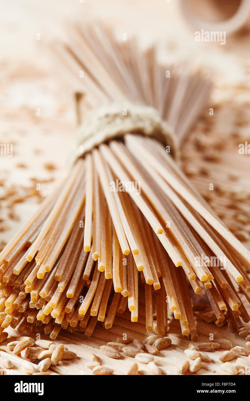 Chiudere la pasta di grano noodles circondato dal grano Foto Stock
