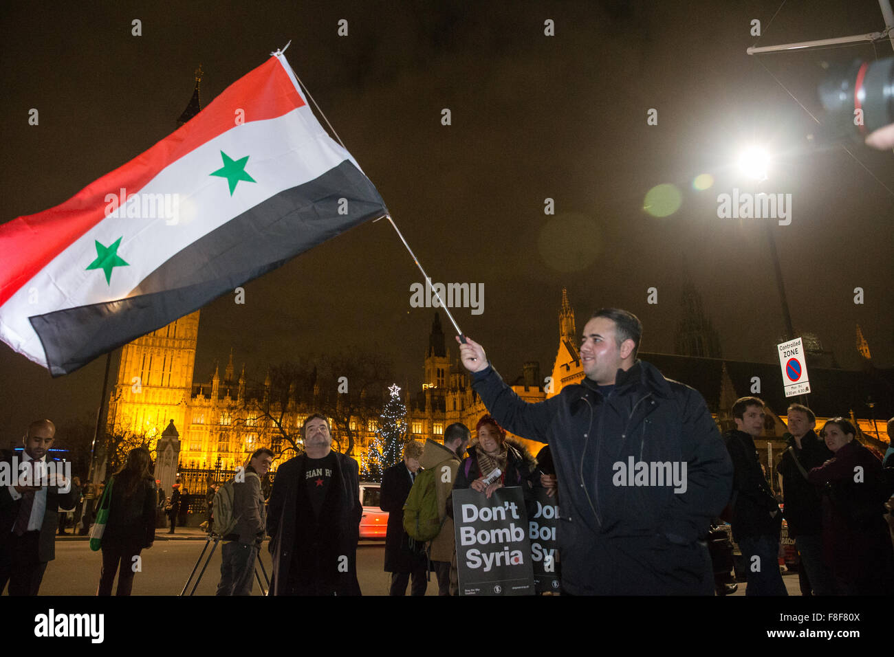 Anti dimostrazione di guerra al di fuori del Parlamento alla vigilia del voto di utilizzare attacchi aerei a bombardare la Siria Foto Stock