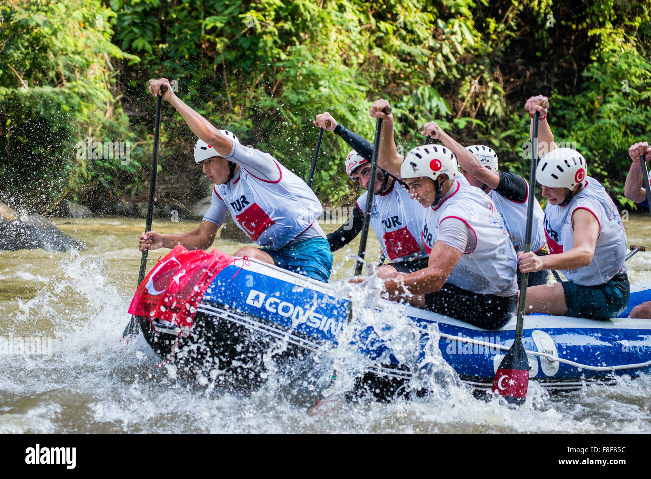 La Turchia U19 uomini squadra durante il Mondiale 2015 Campionati di rafting. Foto Stock