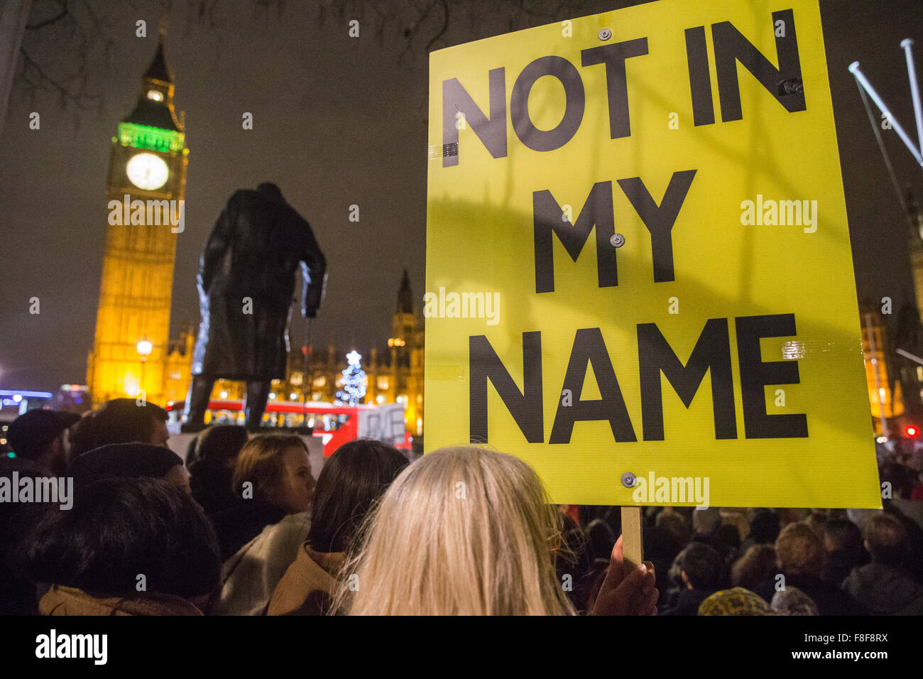 Anti dimostrazione di guerra al di fuori del Parlamento alla vigilia del voto di utilizzare attacchi aerei a bombardare la Siria Foto Stock