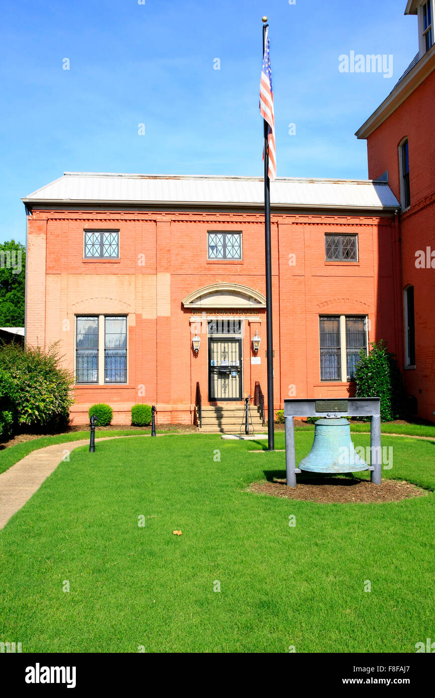 Liberty Bell e bandiera fuori la Helena city museum in Arkansas Foto Stock