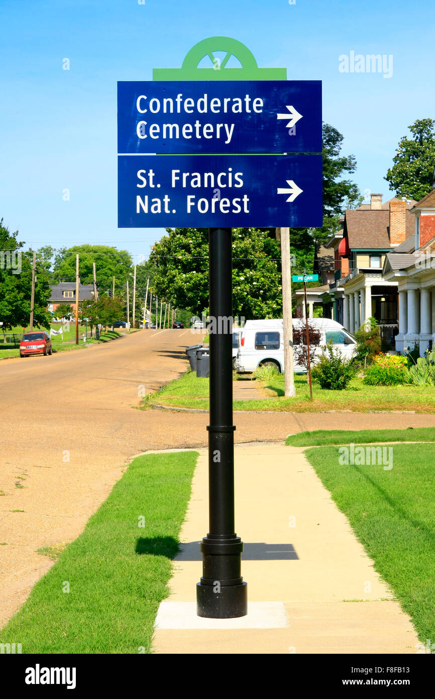 Cartello stradale rivolta verso il cimitero di confederati e San Francesco Nat. Foresta in Helena Arkansas Foto Stock