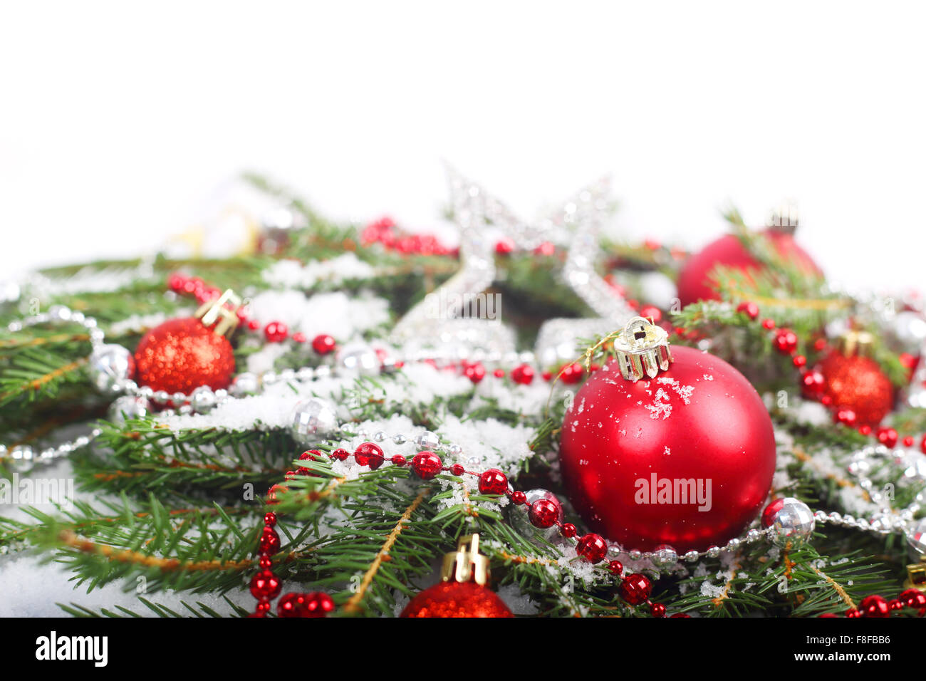 Bella rossa decorazioni di Natale e rami di abete sulla neve Foto Stock