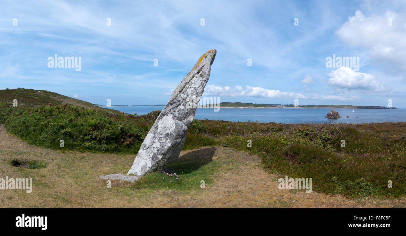 Il vecchio uomo di Gugh panorama, pietra permanente, isole Scilly, Cornwall Inghilterra. Foto Stock