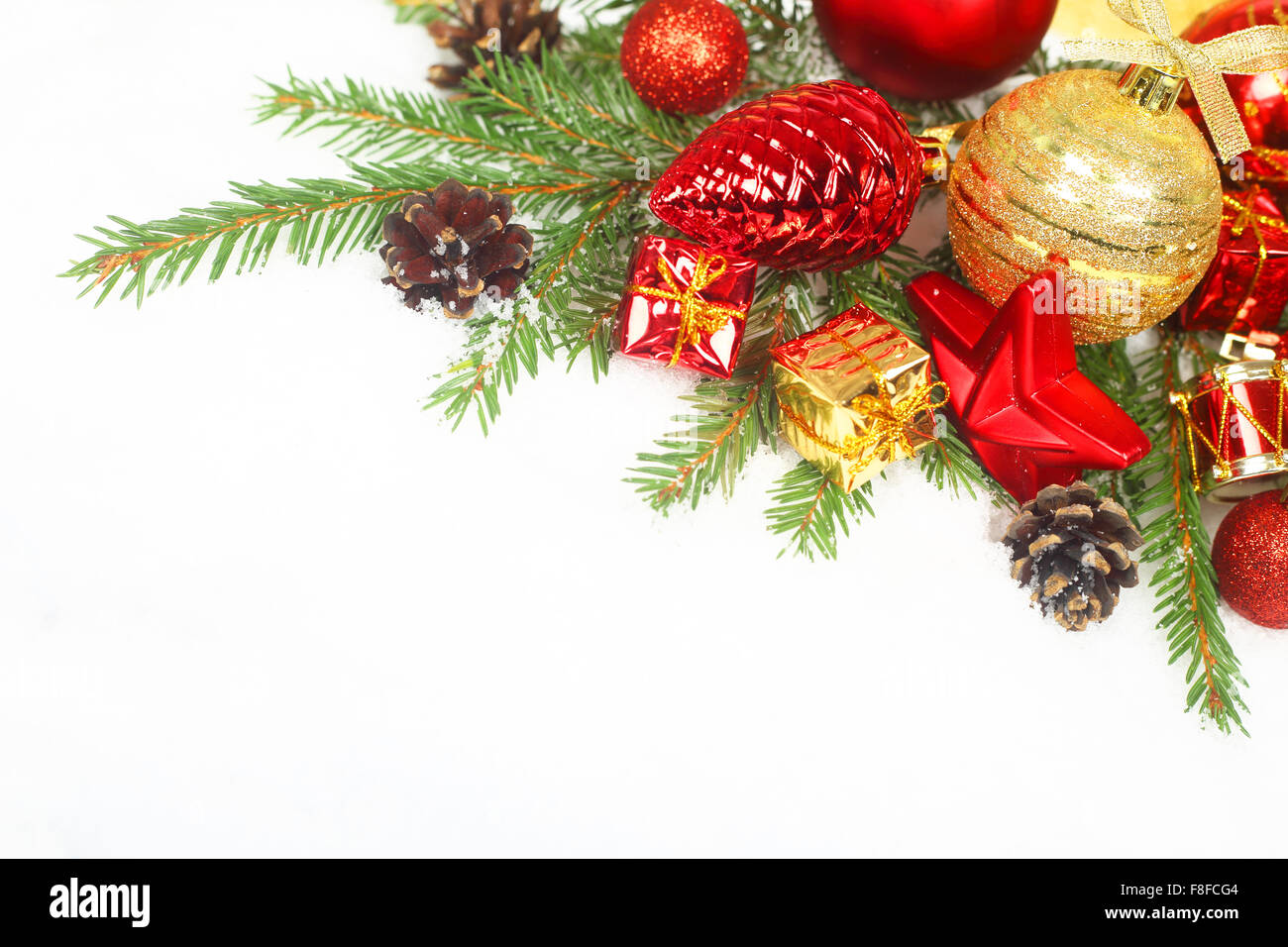 Bella rossa decorazioni di Natale e rami di abete sulla neve Foto Stock