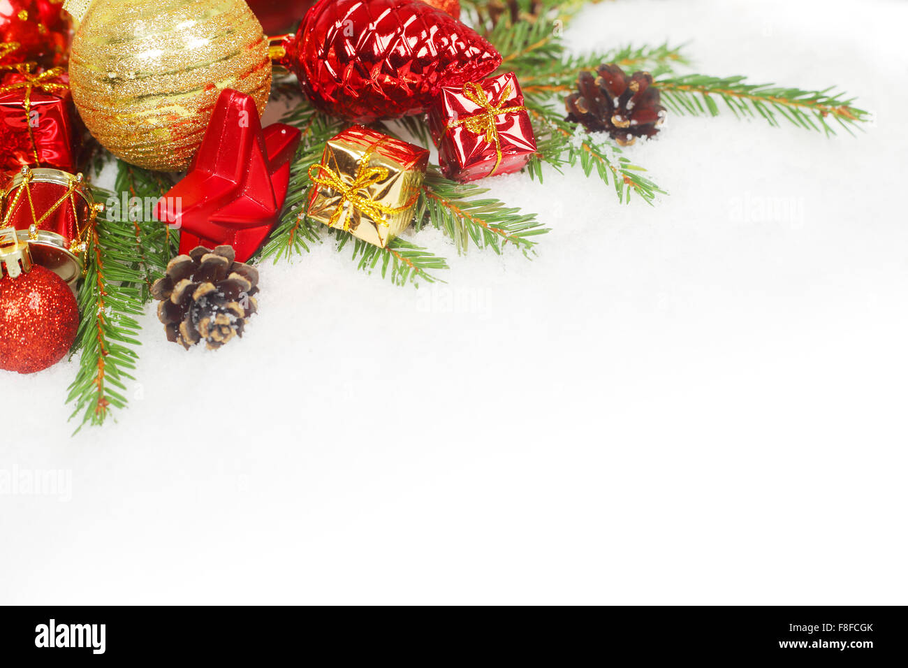 Bella rossa decorazioni di Natale e rami di abete sulla neve Foto Stock