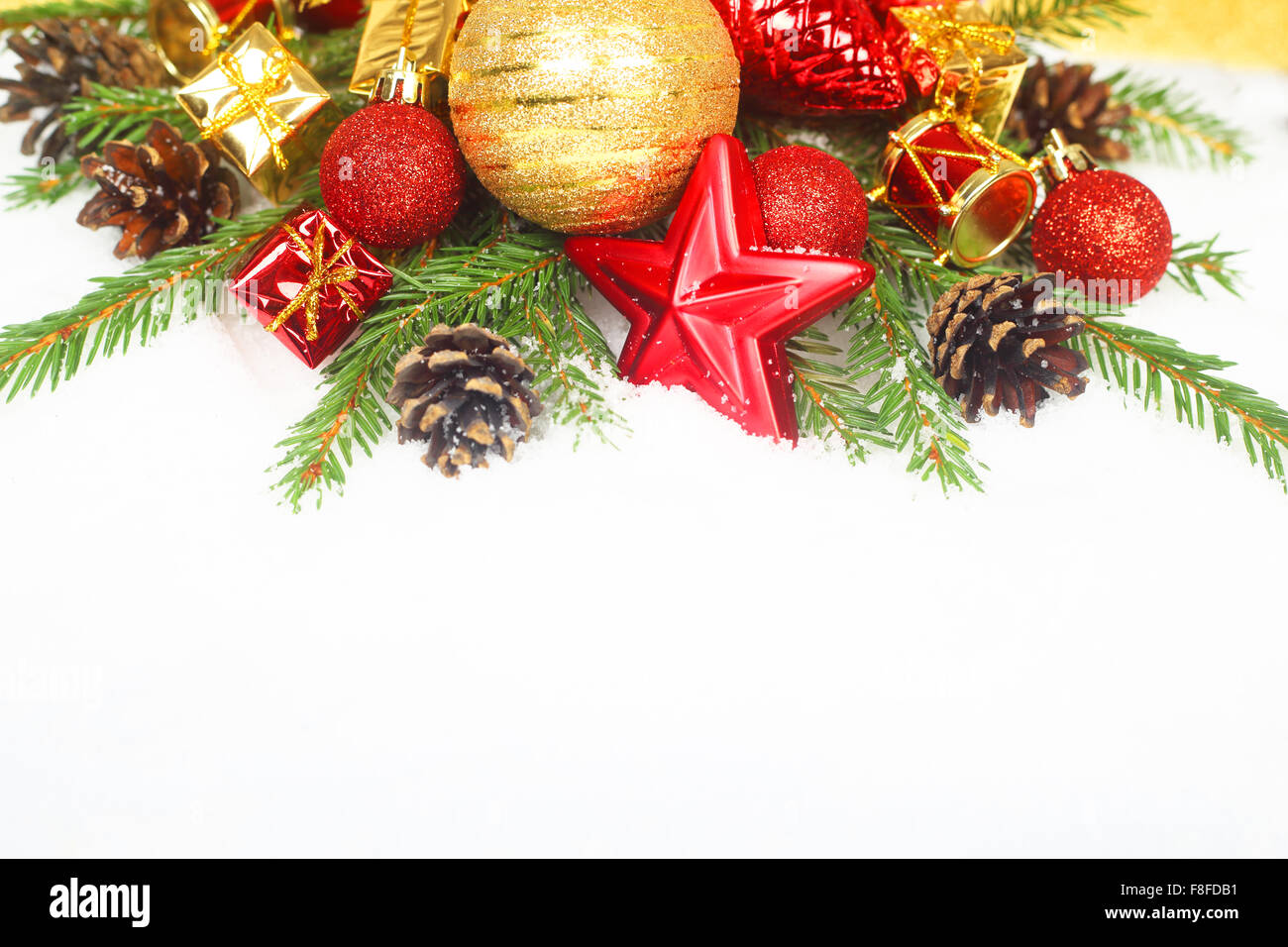 Bella rossa decorazioni di Natale e rami di abete sulla neve Foto Stock