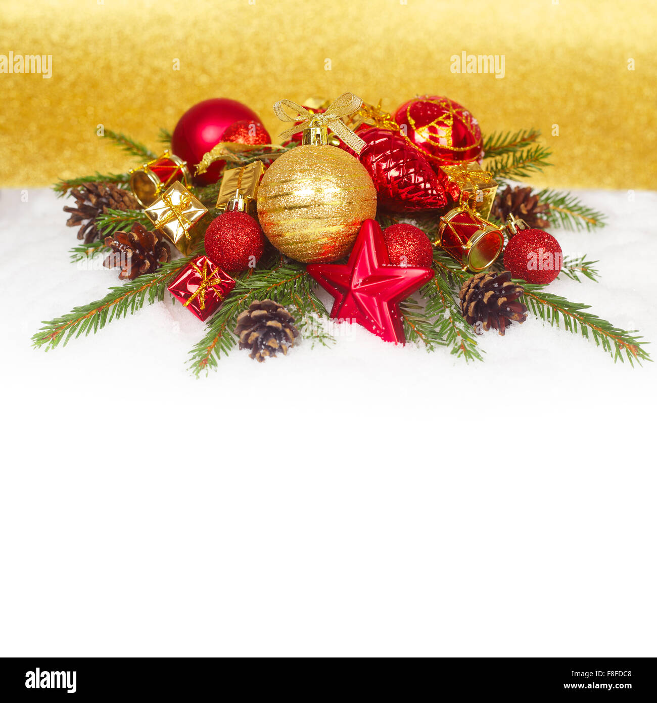 Bellissime decorazioni di Natale e rami di abete sulla neve oltre il golden sfondo bokeh di fondo Foto Stock