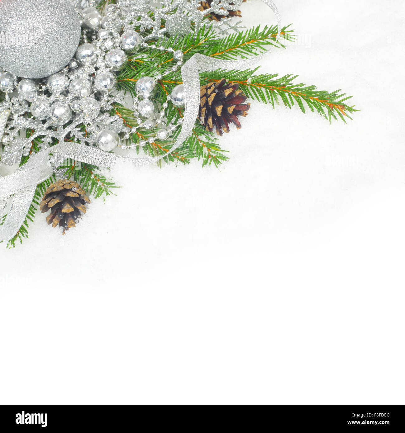 Bellissime decorazioni di Natale e rami di abete sulla neve merita bianco spazio di copia Foto Stock