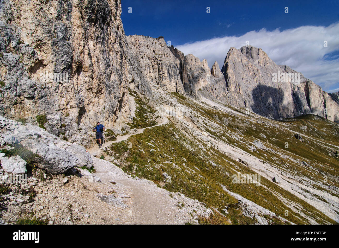 Trekker a Cinque Torri di Averau dal Nuvolau, Dolomiti, Belluno, Italia Foto Stock