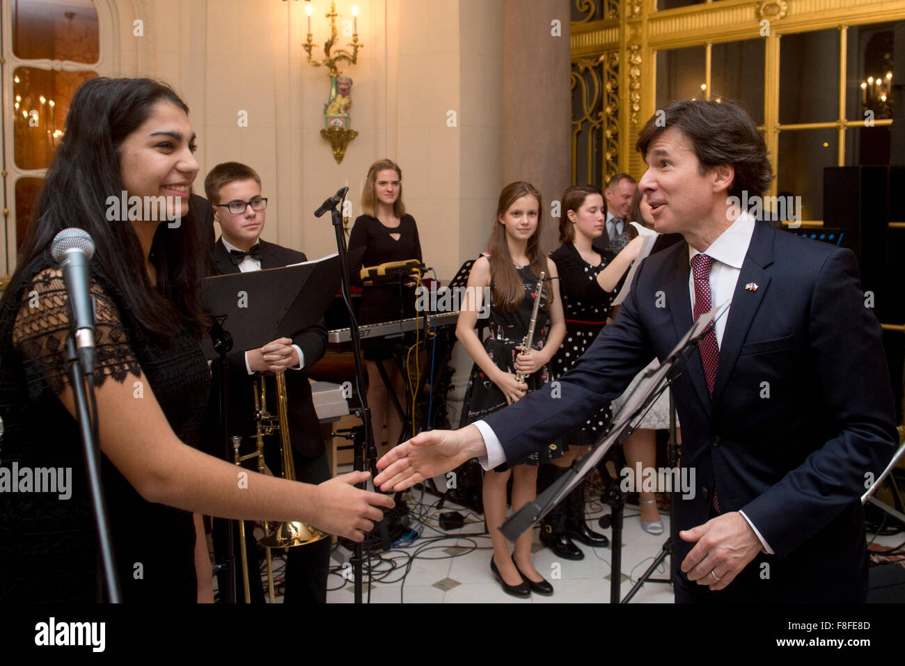 Praga, Repubblica Ceca. 09Dec, 2015. Stati Uniti Ambasciatore Andrea Schapiro alla Repubblica ceca agitare le mani con i membri del gruppo di musica dalla scuola Trmice, dopo aver consegnato Alice Garrigue Masaryk Award per lo sforzo in materia di diritti umani area da Marie Gottfriedova, capo maestro della scuola Trmice, Repubblica Ceca, 9 dicembre, 2015. © Michal Kamaryt/CTK foto/Alamy Live News Foto Stock