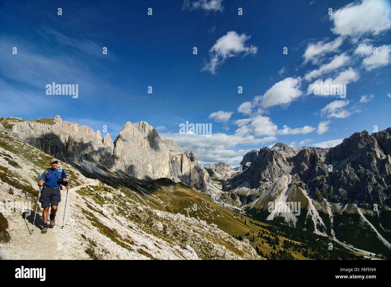 Trekker a Cinque Torri di Averau dal Nuvolau, Dolomiti, Belluno, Italia Foto Stock