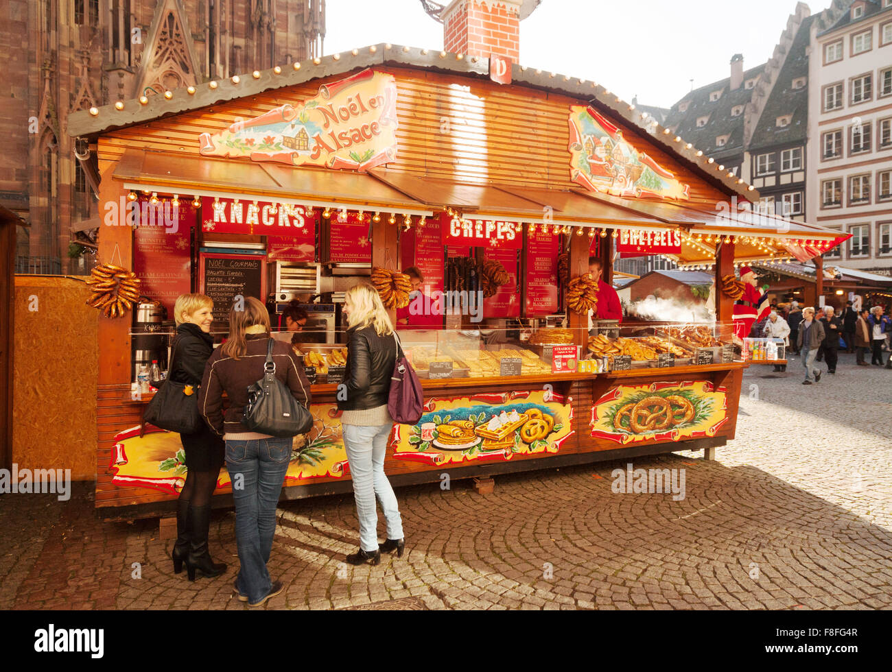 Mercato di Natale bancarella vendendo cibo dalla cattedrale di Strasburgo mercatino di Natale, Alsace Francia Europa Foto Stock