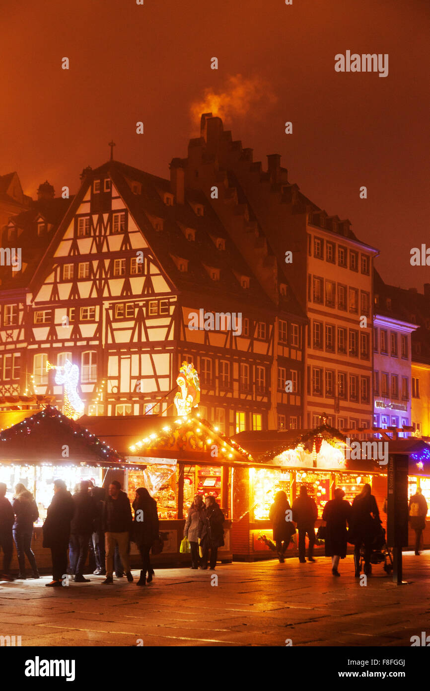 People shopping a Strasburgo mercatino di Natale, Place de la Cathedrale, Strasburgo, Alsazia, Francia Europa Foto Stock