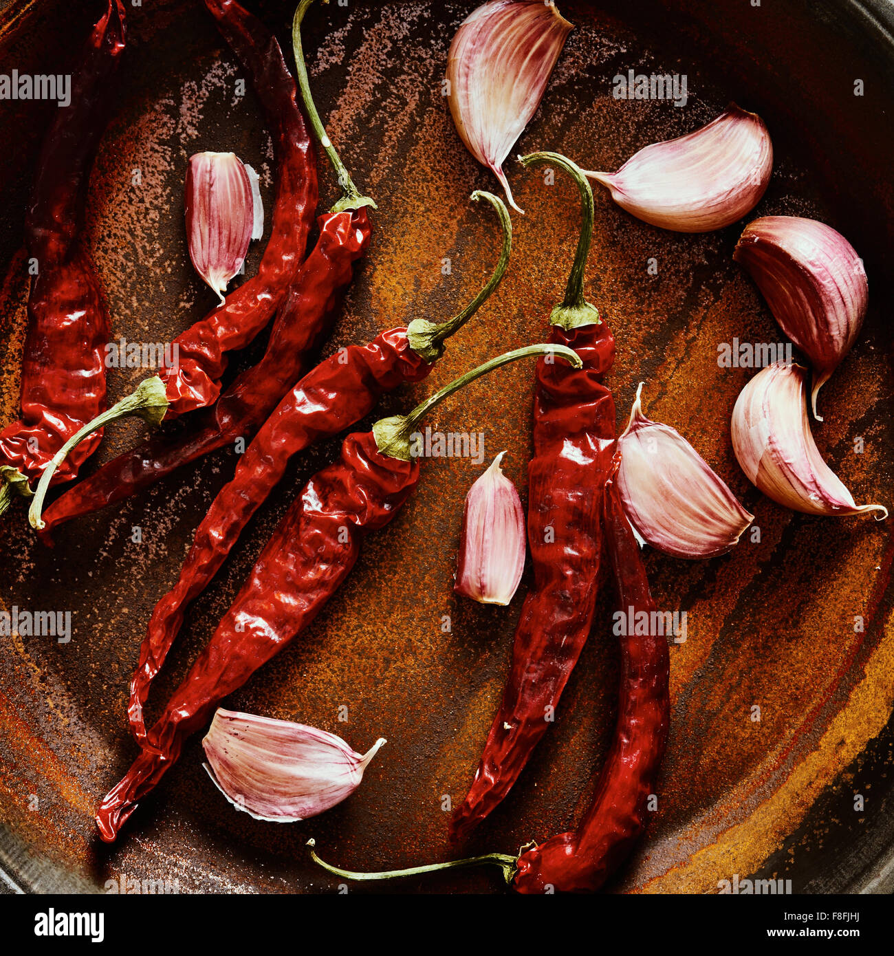 Gridò peperoncino e aglio su vecchi pan Foto Stock