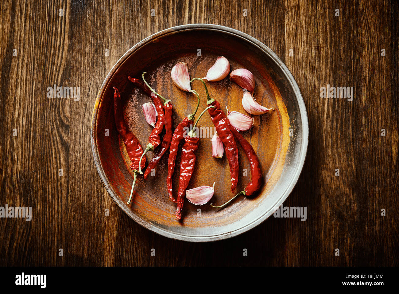 Gridò peperoncino e aglio su vecchi pan Foto Stock
