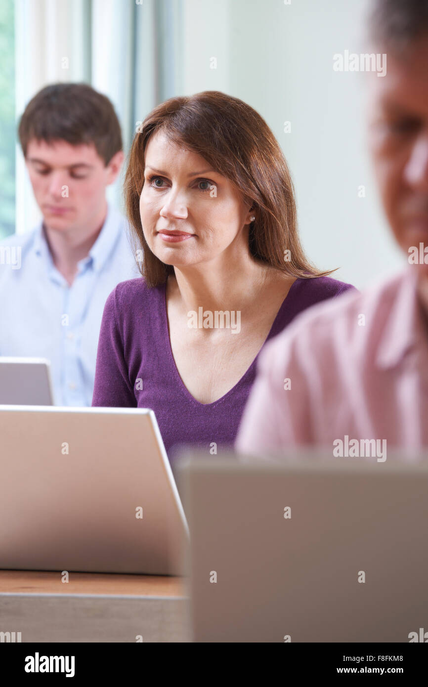 Femmina studente maturo di Educazione degli Adulti Classe Computer Foto Stock