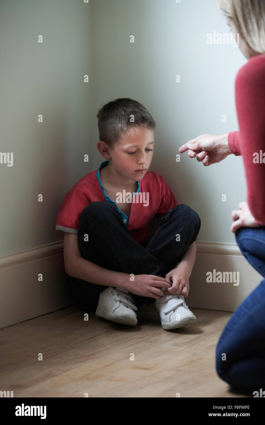 Madre essendo fisicamente offensivo verso il figlio a casa Foto Stock