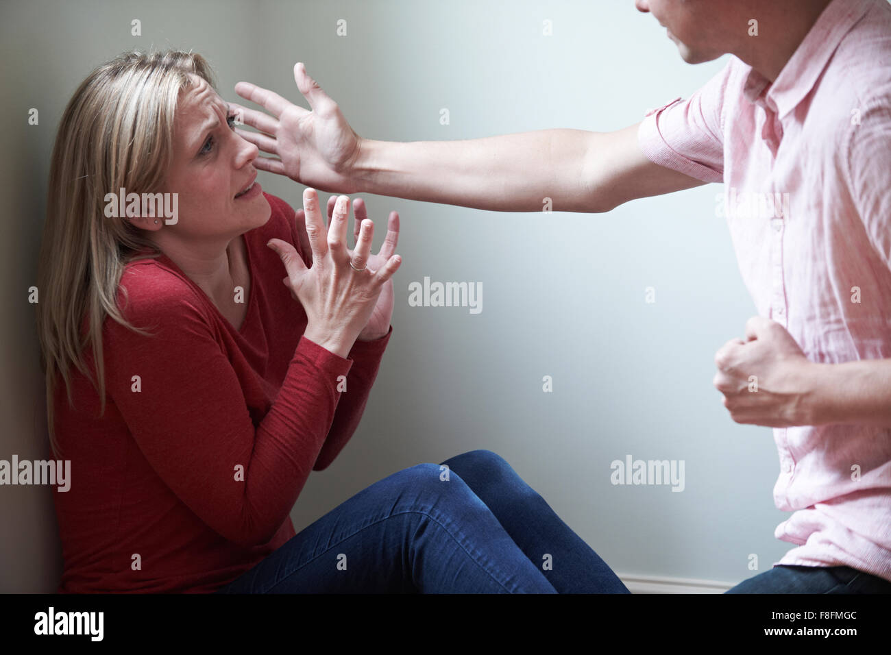 L'uomo essendo fisicamente offensivo verso Partner femmina Foto Stock