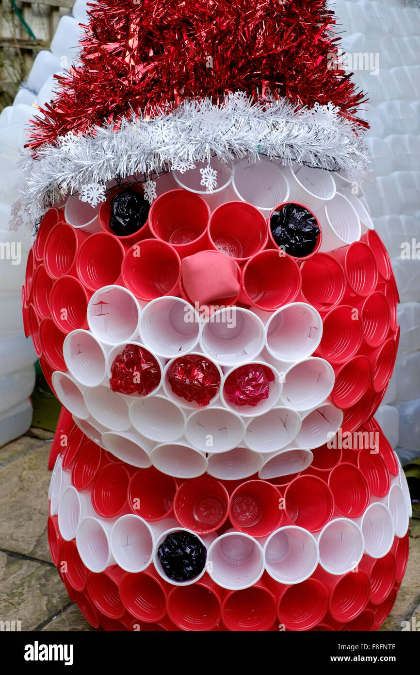 Giardino di natale pupazzo di neve decorazione realizzata da bicchieri di  plastica e tinsel Foto stock - Alamy