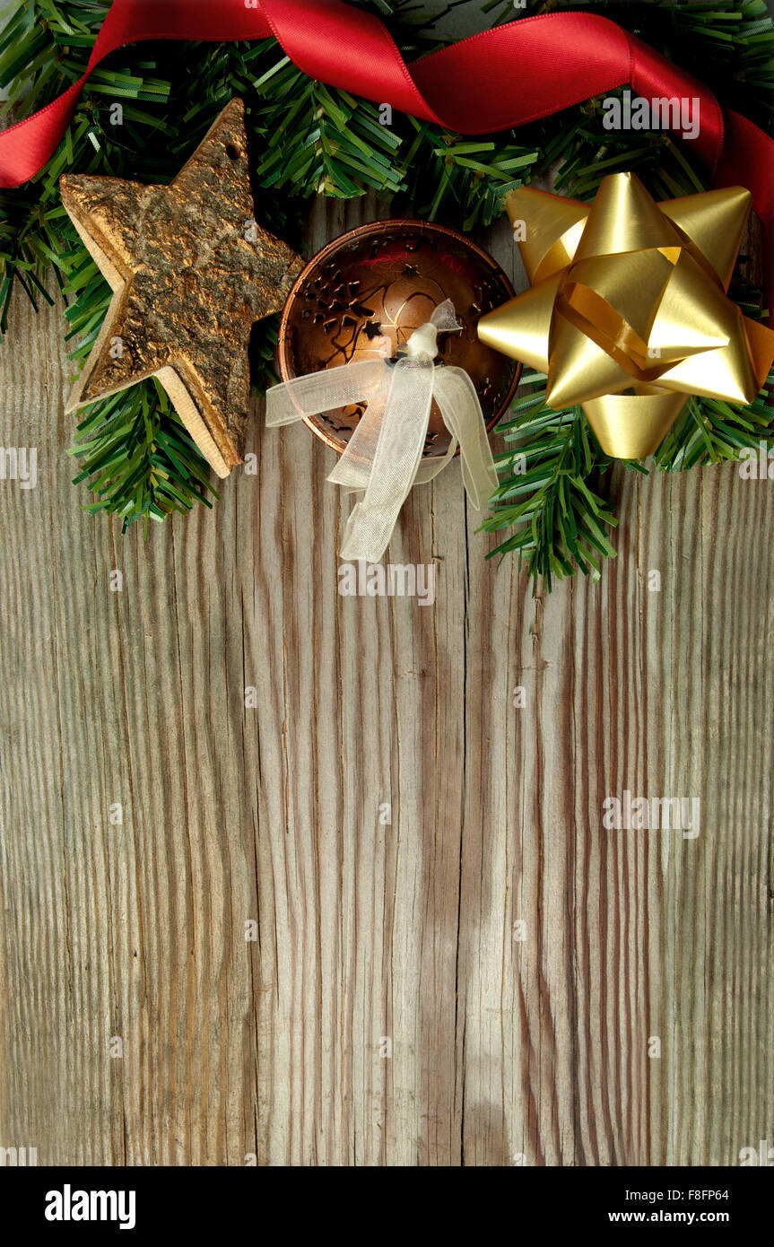 Sfondo di Natale con i rami degli alberi e decorazioni su legno con spazio Foto Stock