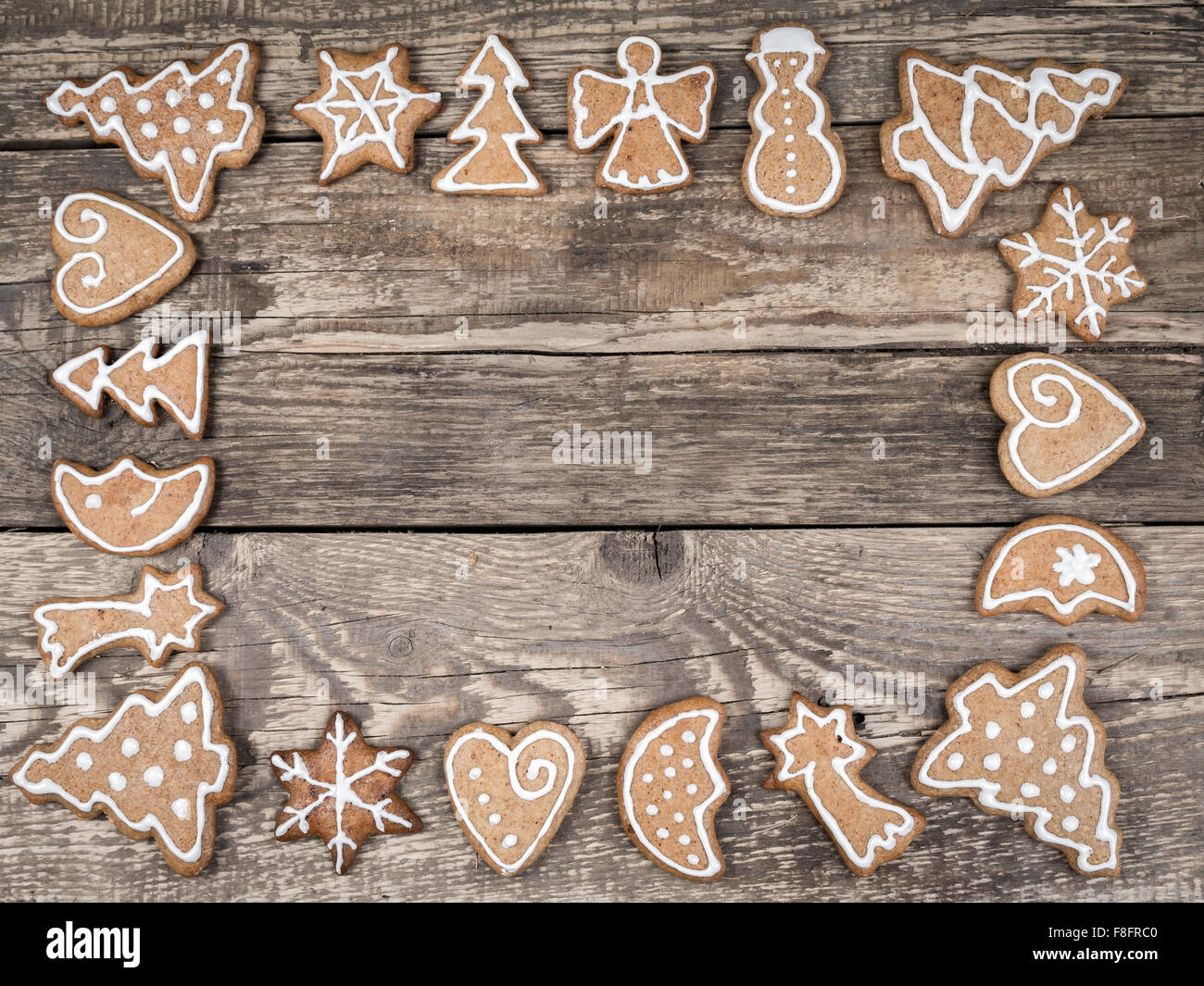 Quadro di Natale disposti dalla forma stagionale gingerbread cookie con glassa bianca posta sul rustico in legno pannelli Foto Stock