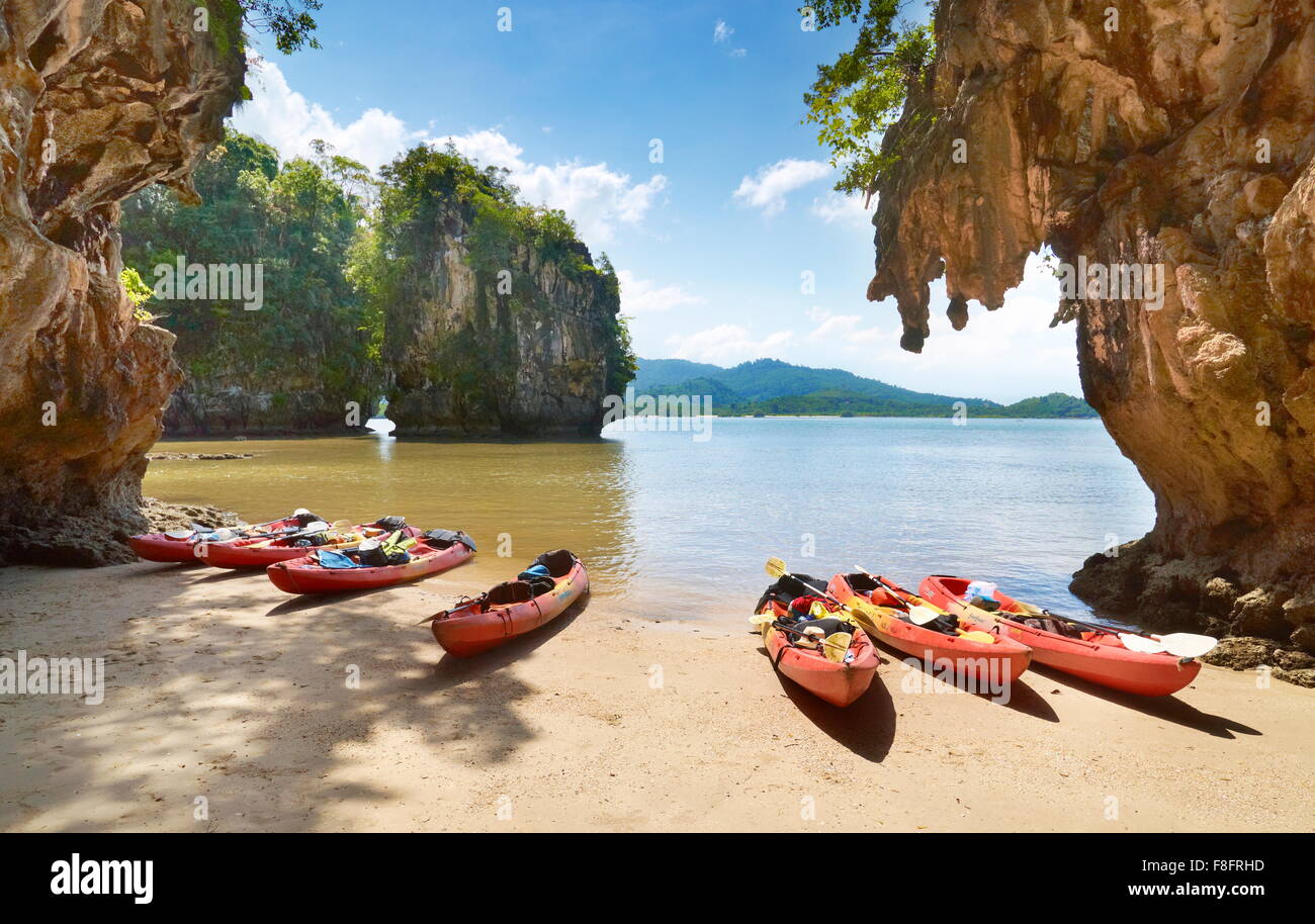 Thailandia - Provincia di Krabi, tropicale di Phang Nga Bay, canoa Foto Stock