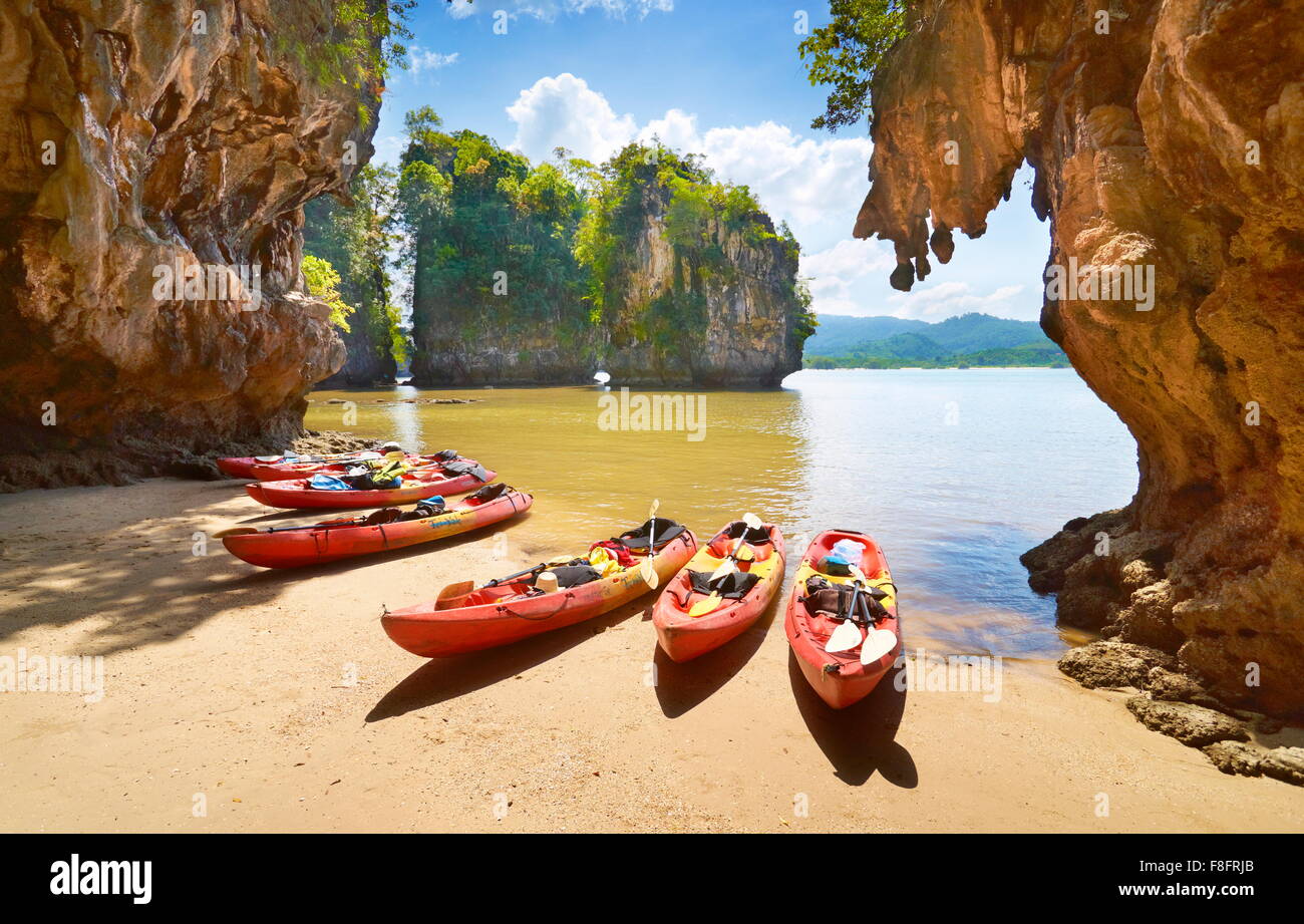 Thailandia - Provincia di Krabi, Phang Nga Bay, canoa Foto Stock