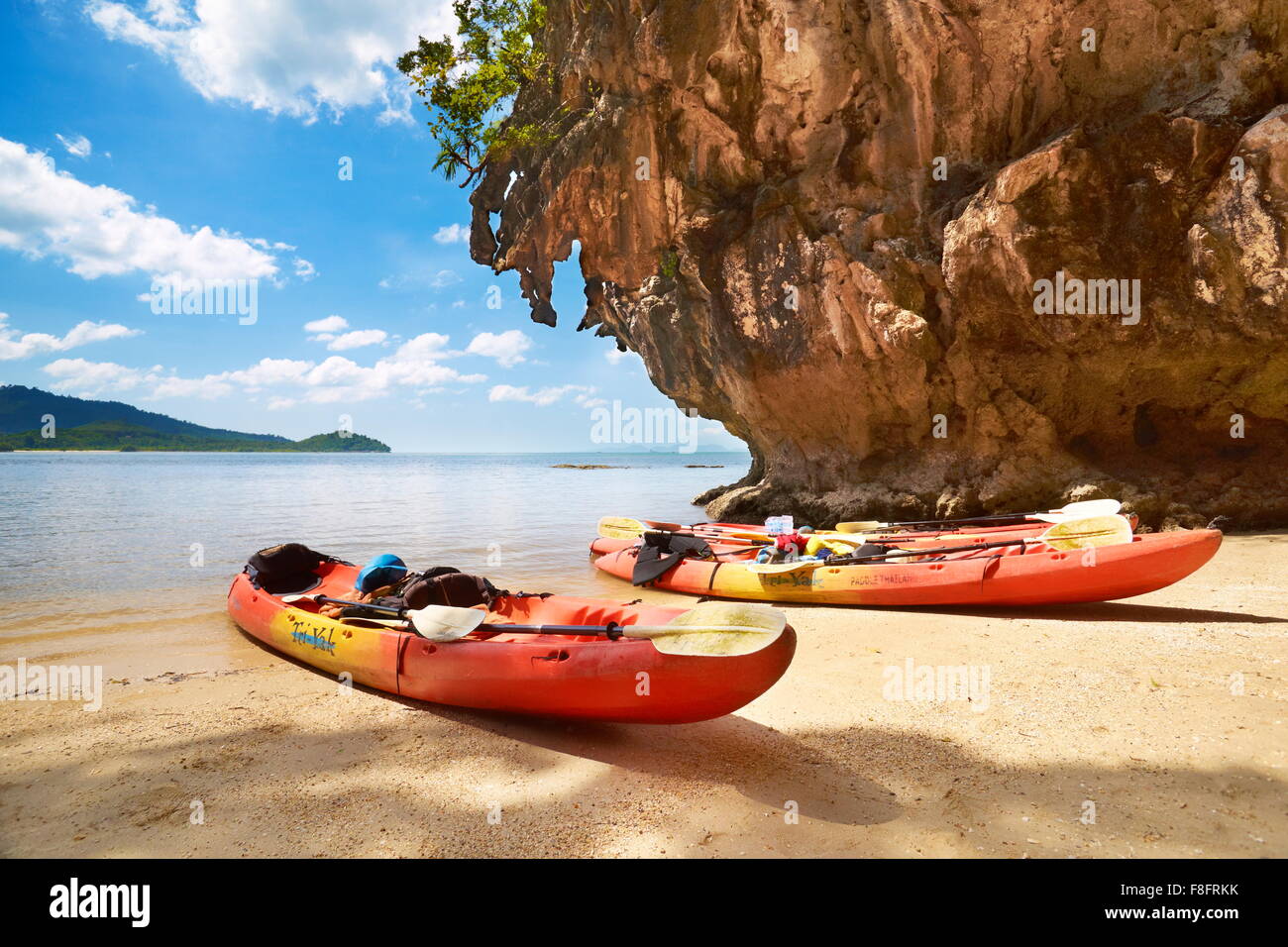 Thailandia - Baia di Phang Nga paesaggio, canoa Foto Stock