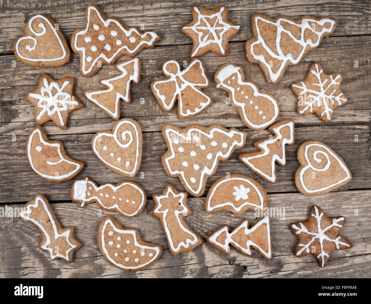 Forma diversa di panpepato di Natale i biscotti con la glassa bianca posta sul rustico in legno pannelli Foto Stock