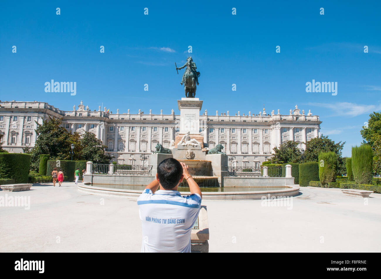 Turistica prendendo le foto in Oriente Square. Madrid, Spagna. Foto Stock