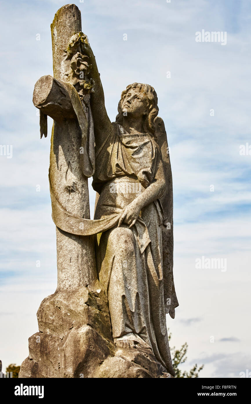 Storico di scultura in pietra nella chiesa del cimitero, Nottingham, Inghilterra, Regno Unito. Foto Stock