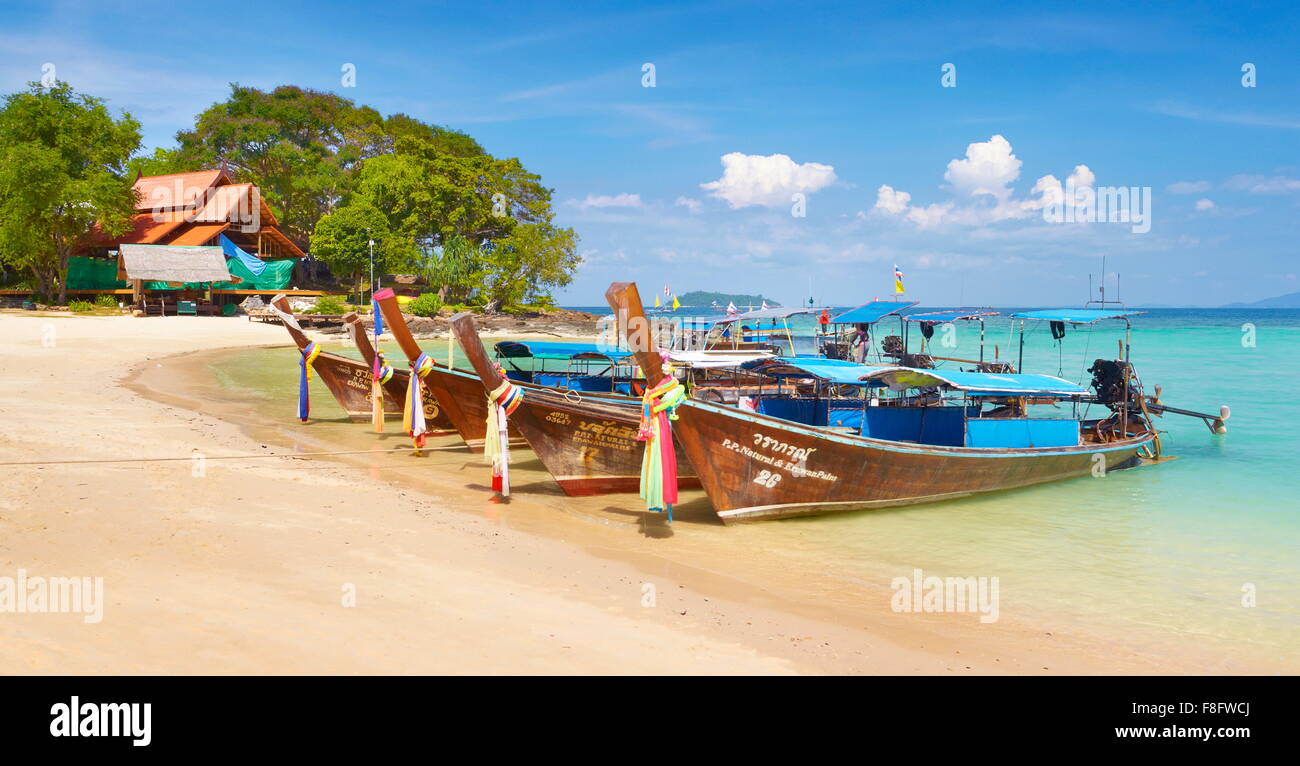 Thailandia - Phi Phi Island, Phang Nga Bay, coda lunga barche Foto Stock