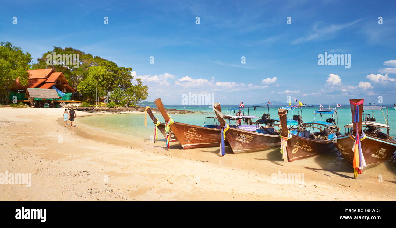 Thailandia Tropical Beach - Isola di Phi Phi, Phang Nga Bay, coda lunga barche Foto Stock
