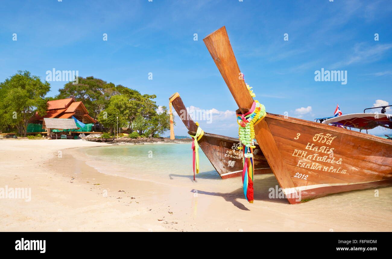 Thailandia - Phi Phi Island, Phang Nga Bay, coda lunga barche Foto Stock