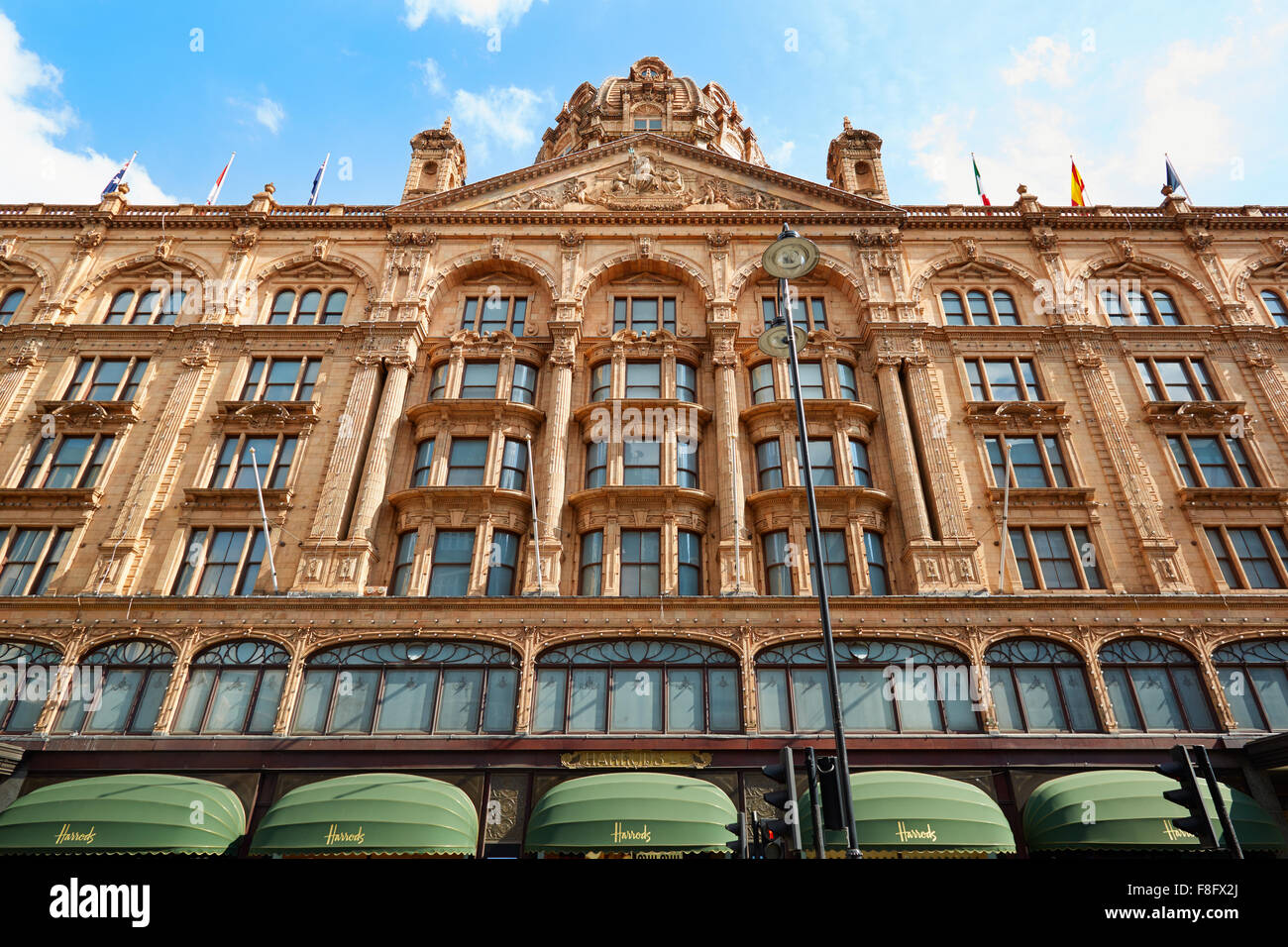 I famosi magazzini Harrods facciata di edificio in un pomeriggio estivo a Londra Foto Stock