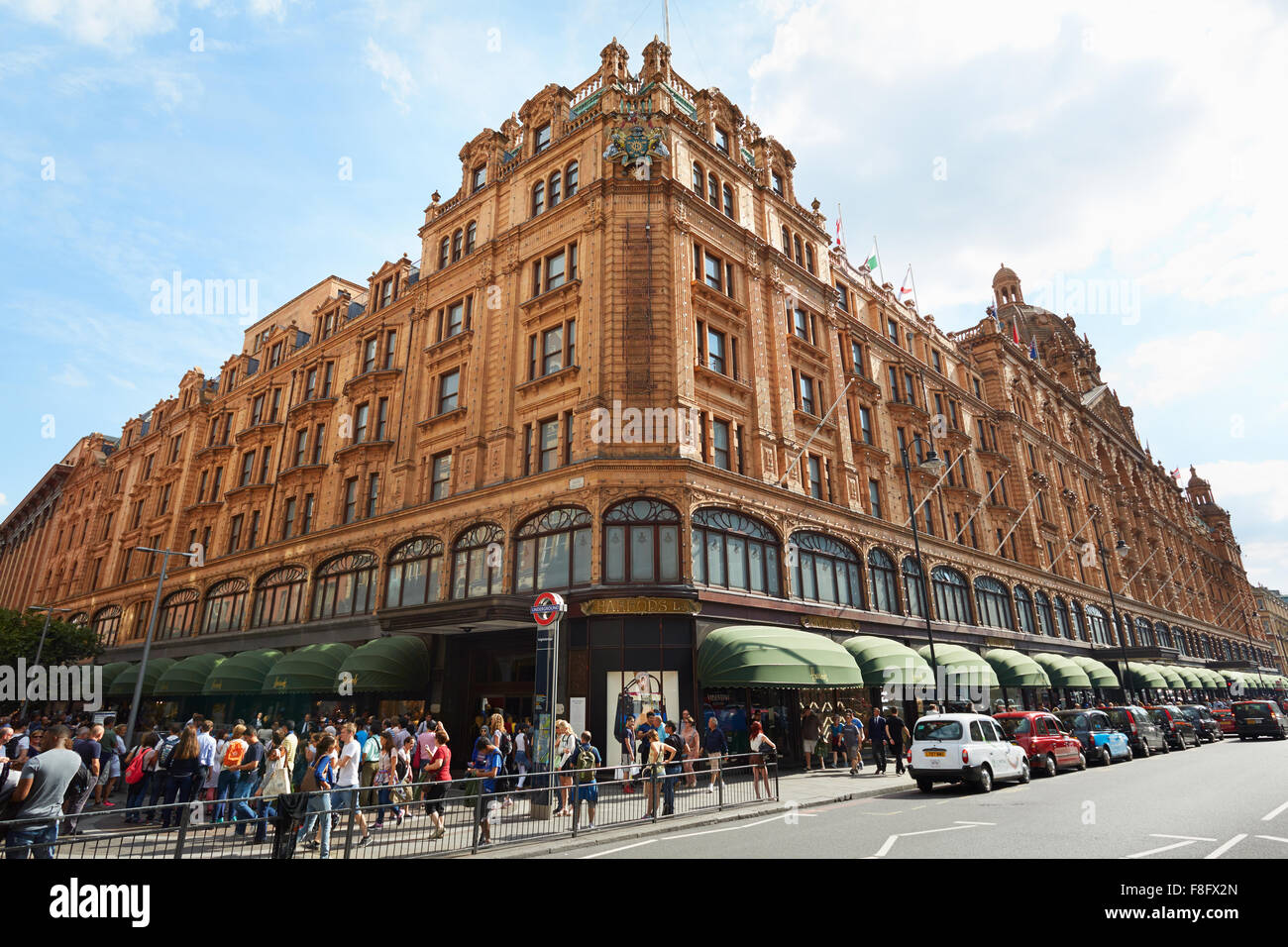 I famosi magazzini Harrods edificio in un pomeriggio d'estate, la gente camminare a Londra Foto Stock