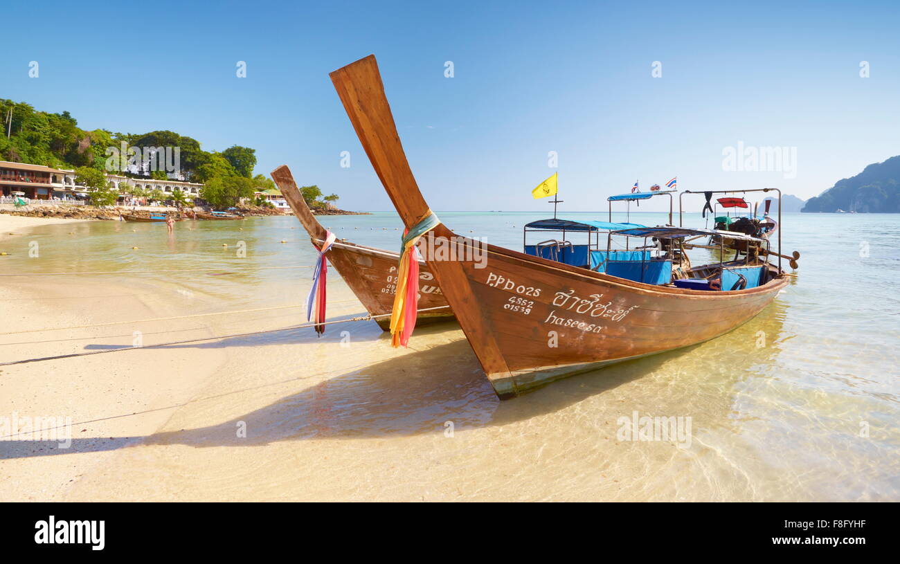 Thailandia - Phi Phi Island, Phang Nga Bay, coda lunga imbarcazioni presso il porto Foto Stock