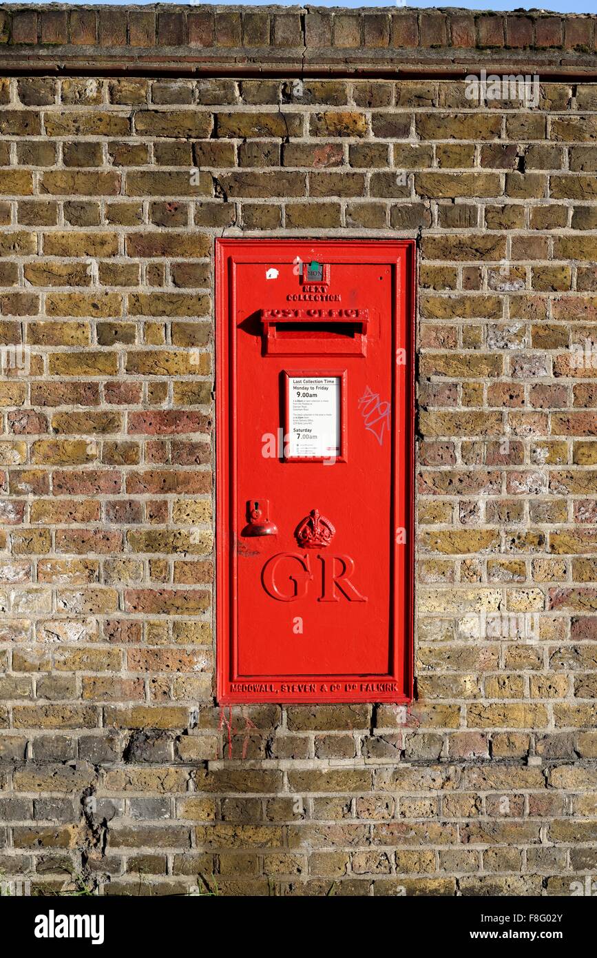 Royal Mail postbox sul muro di mattoni Foto Stock