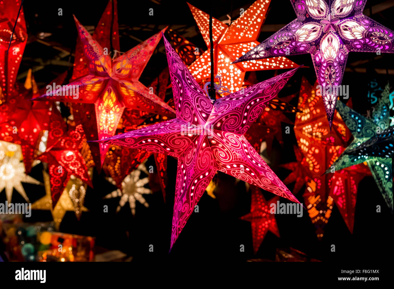 Varie incandescente Stelle di Natale presso il mercatino di Natale di Bremgarten, Argovia, Svizzera. Foto Stock