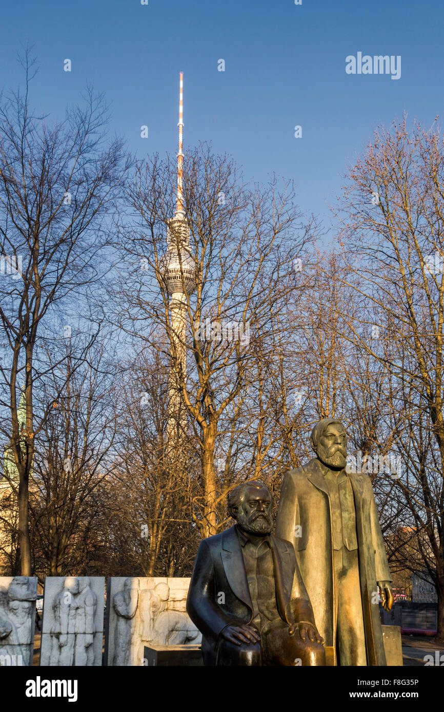 Statue di Karl Marx e Friedrich Engels, Alex TV Tower, centro di Berlino, Germania Foto Stock