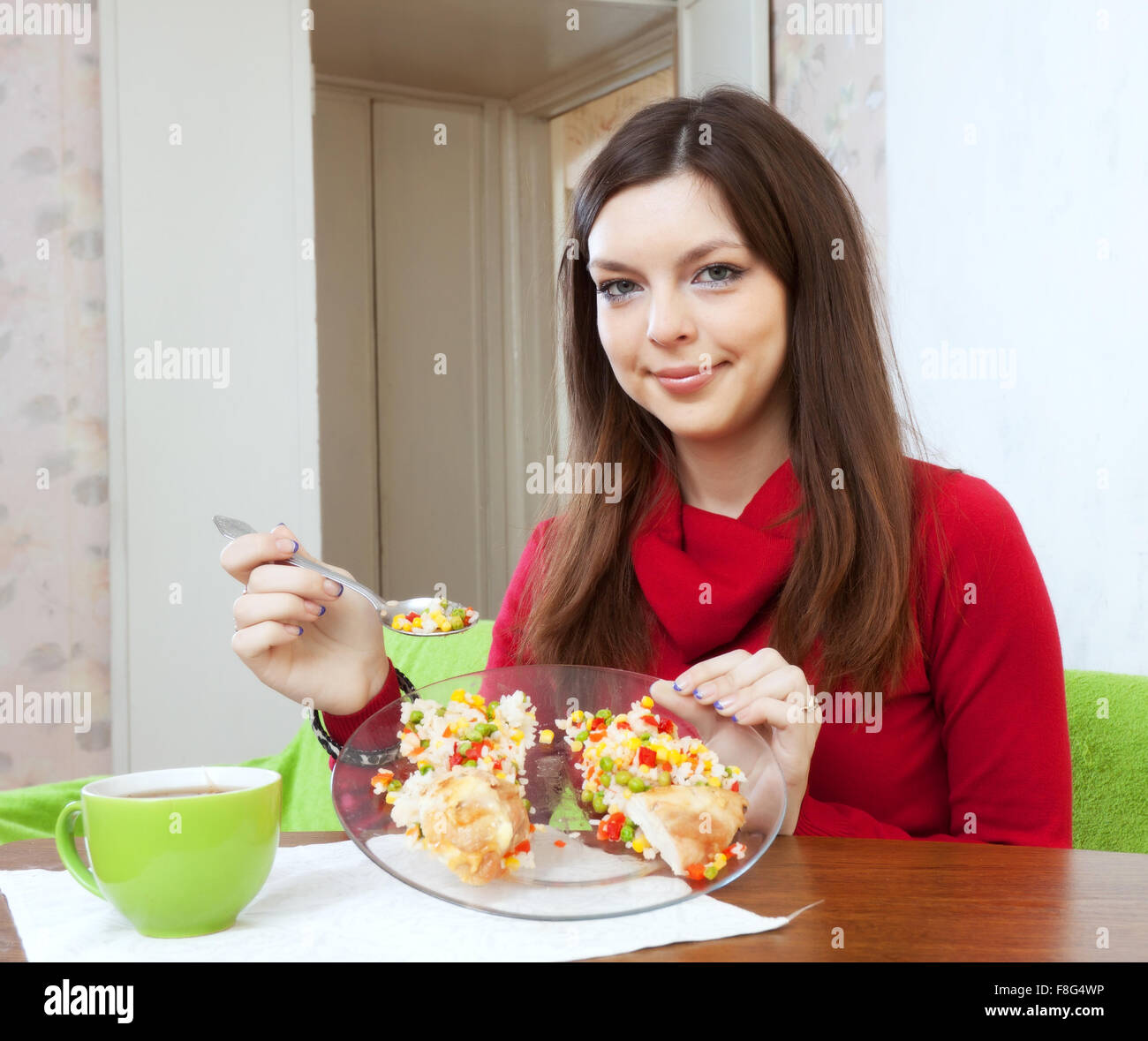 Brunette girl diviso il pranzo per due parti a perdere peso Foto Stock