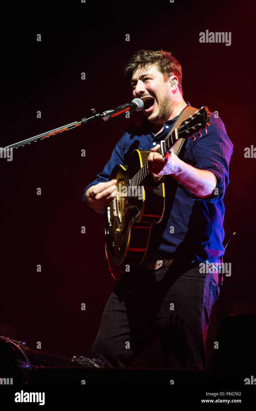 L'O2, Londra, UK, 9 dicembre 2015, Mumford e figli alla O2 Arena sul loro "colleghi sulla strada " tour, Marcus Mumford, Mumford & Sons, Credito: Richard Soans/Alamy Live News Foto Stock