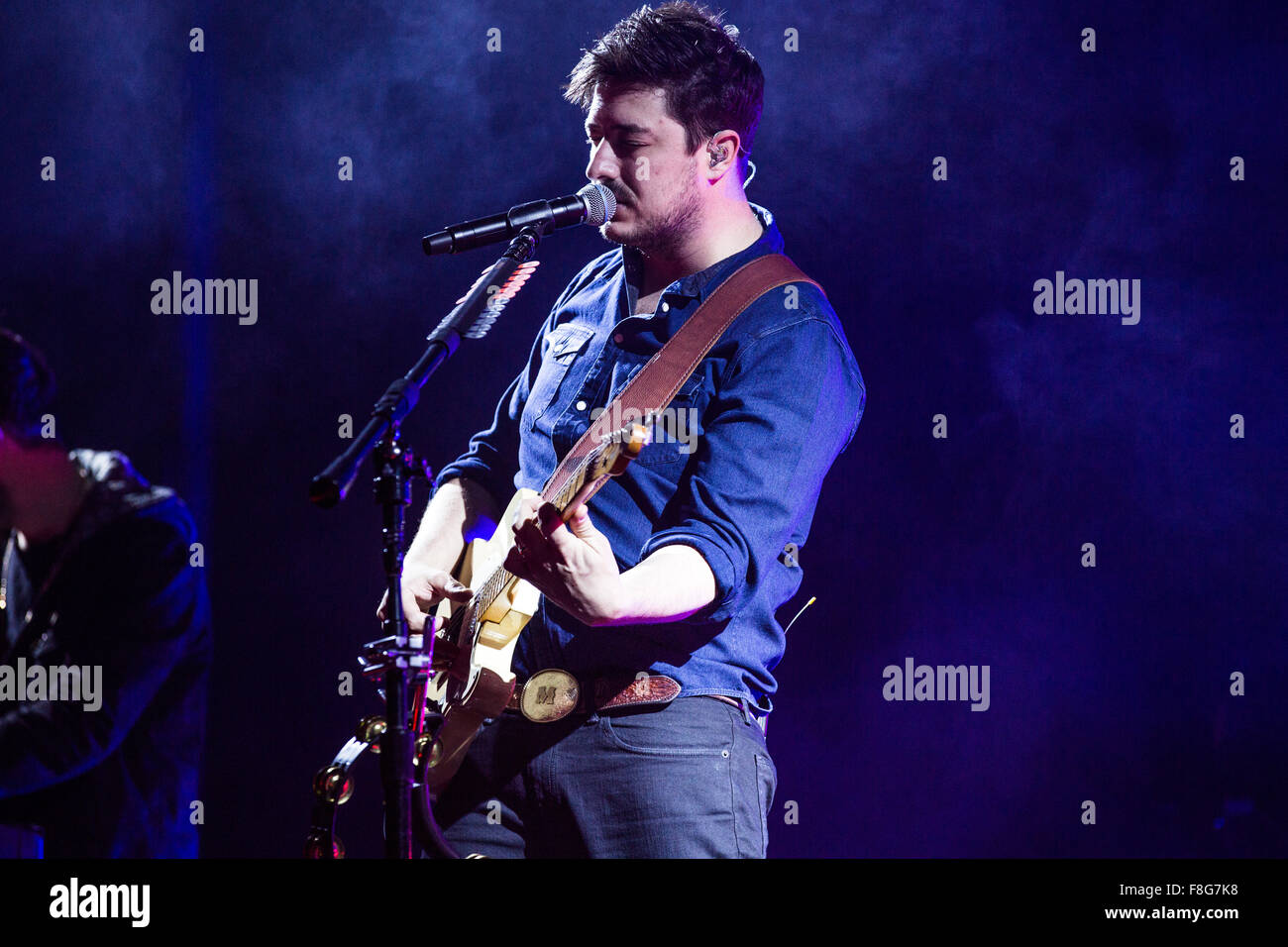 L'O2, Londra, UK, 9 dicembre 2015, Mumford e figli alla O2 Arena sul loro "colleghi sulla strada " tour, Marcus Mumford, Mumford & Sons, Credito: Richard Soans/Alamy Live News Foto Stock