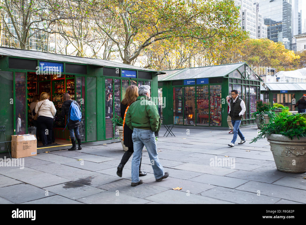 Vista delle vacanze di Natale negozi boutique a Bryant Park a Manhattan. Foto Stock